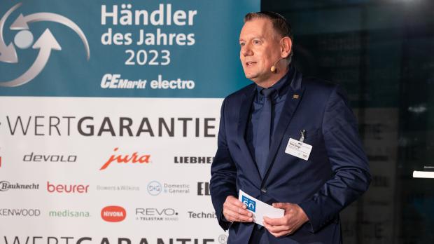 Thilo Dröge, Geschäftsführer Vertrieb des Goldsponsors Wertgarantie, weist in seiner Ansprache darauf hin, wie wertvoll das Produkt »Wertgarantie« für die Handelspartner unserer Branchen ist.