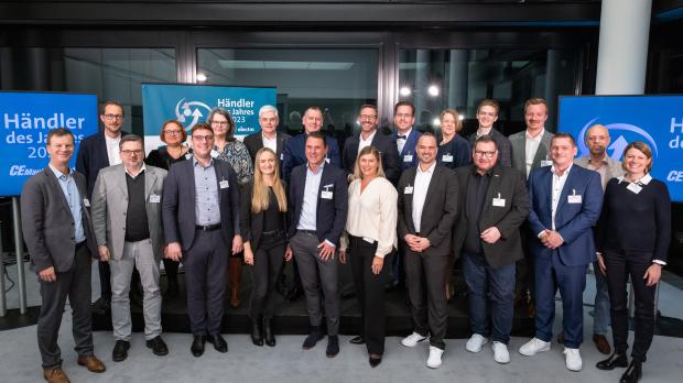 Gruppenfoto bei der Preisübergabe »Händler des Jahres 2023« am 7. Dezember 2023 in München:
Reihe oben von links: Martin Dambacher, Bettina Landwehr, Annette Pfänder-Coleman, Karl Trautmann, Thilo Dröge, Martin Wolf, Oliver Dassinger, Tanja Thieben, Dominik Fröhlich, Christian Uredat
Reihe unten von rechts: Dr. Kai Hudetz, Andy von Mering, Justin Weingärtner, Mandy Gieseler, Jens Walla, Anke Walla, Nico Sörries, Rainer Herold, Alexander Dehmel, Jan Uebe, Dr. Sara Warneke