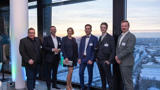 Das Gewinnerteam von Electroplus: EK Regionalleiter Rainer Herold, Martin Wolf, EK Vertriebs- und Marketingleiter Elektro, Küche und Licht, Tanja Thieben, Oliver Dassinger und Dominik Fröhlich von Electroplus Rüther sowie Store Designer Christian Uredat (v.l.n.r.).