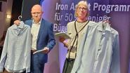 Bosch-Geschäftsführer Andreas Diepold und Marketingleiterin Undine Lory zeigen eindrucksvoll die Unterschiede von gewaschenen Hemden mit und ohne Iron Assist in den neuen Bosch-Waschmaschinen