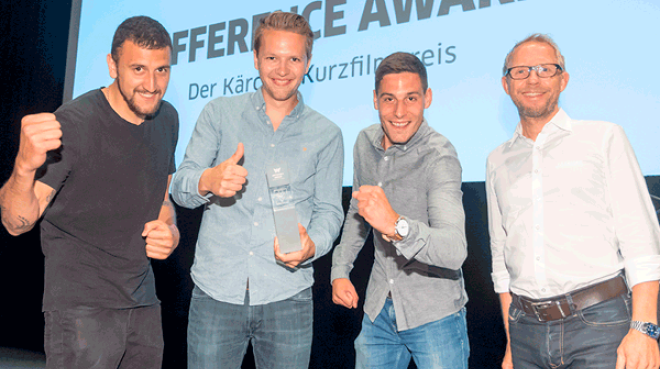 Paul Powaljaew, Philip Chrobot und Andre Herger freuen sich über den Sieg beim Difference Award. Bernd Rützler, Bereichsleiter Corporate Marketing & Brand Management bei Kärcher, überreichte den Pokal (Foto: Kärcher)