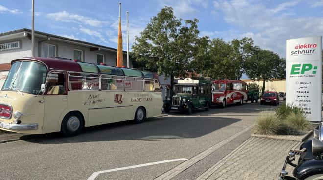 Passend zur Gründung des Fachgeschäfts in den 1920er Jahren fuhr das Team von EP:Elektro Schnurr mit einem Oldtimer durch Oberkirch