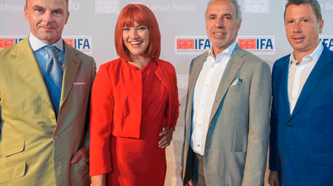 IFA 2018: Dr. Christian Göke (CEO Messe Berlin), Miss IFA, Hans-Joachim Kamp (Aufsichtsratsvorsitzender, gfu), Jens Heithecker (IFA Executive Director). Foto: Messe Berlin