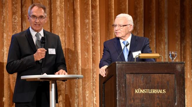 Jury-Sprecher Prof. Dr. Helmut F. Schreiner (rechts) und  Prof. Dr. Thomas Zinser - Bild: EWiF e.V./Frank Rollitz