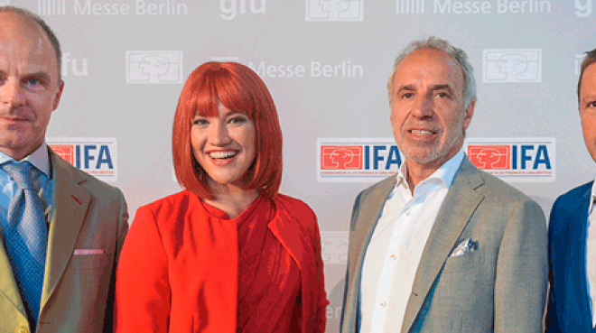 IFA Auftaktpressekonferenz 2018: Dr. Christian Göke (CEO Messe Berlin), Miss IFA, Hans-Joachim Kamp (Aufsichtsratsvorsitzender, gfu), Jens Heithecker (IFA Executive Director). Foto: Messe Berlin