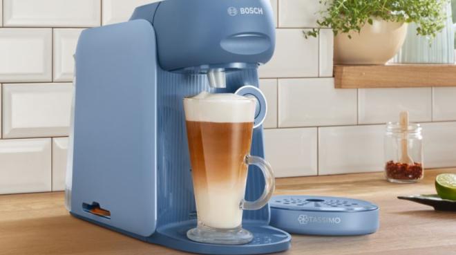 Auch hohe Gläser für Latte Macchiato passen bequem unter die Tassimo Finesse - Bild: Bosch