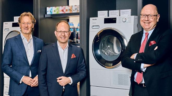 Eröffnung des Miele Marken Stores an der „Kö“ mit Bernhard Hörsch, Leiter Vertrieb Miele Deutschland, Frank Schleicher, Betriebsleiter der Miele Retail GmbH und zugleich Store-Manager in Düsseldorf sowie Frank Jüttner, Leiter Miele Deutschland und in Personalunion Senior Vice President DACH der Miele Gruppe - Bild: Miele (v.l.n.r.)