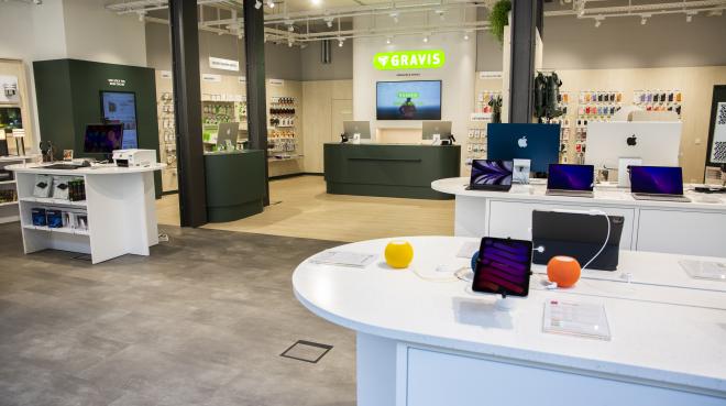 Servicetheke und Nachaltigkeitswand im Gravis Store, Foto: freenet