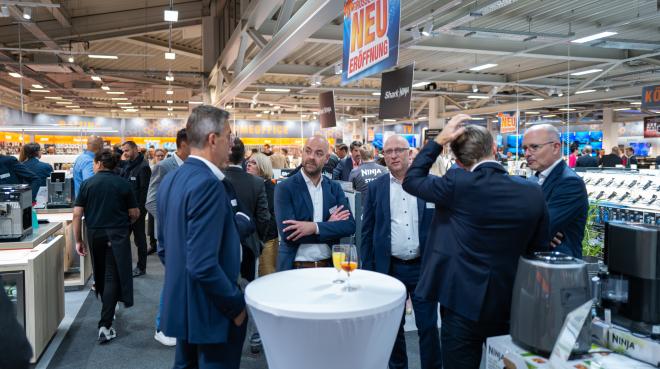 Zahlreiche Vertreter aus der Industrie folgten der Einladung zum VIP-Abend im Fachmarkt von expert klein