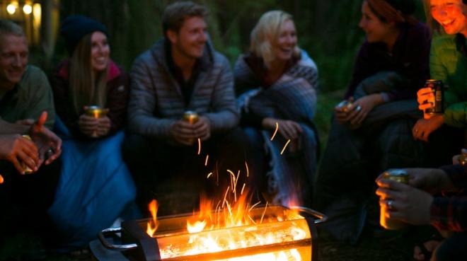 Gemütlich am Feuer sitzen, das wird dank rauchfreiem FirePit möglich. Foto: BioLite