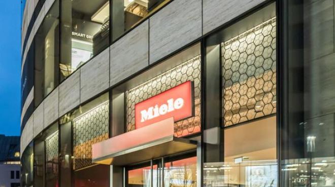 In der besten Lage Düsseldorfs befindet sich der Flagship-Store direkt über dem Miele Marken Store und ist über eine Treppe im Inneren der Miele Präsenz erreichbar - Bild: Miele