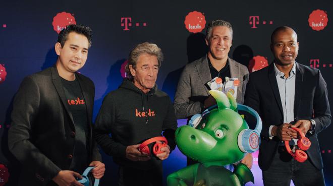 Kekz-Geschäftsführer Adin Mumma, Sänger Peter Maffay, Bijan Esfahani, Leiter Telekom Shops, und Kekz-Geschäftsführer Carl Taylor (v.l.n.r.) zusammen mit Tabaluga heute im Telekom Shop München Marienplatz anlässlich der Vorstellung des Kekzhörers, Foto: Kekz / Telekom / Katarina Fedora