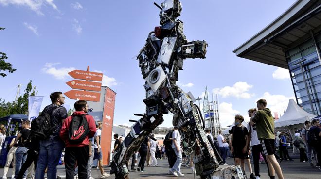 Eine gigantische Stahlskulptur aus altem Elektroschrott - das ist der Wertgigant von HA Schult, Foto: Wertgarantie / Daniel Möller