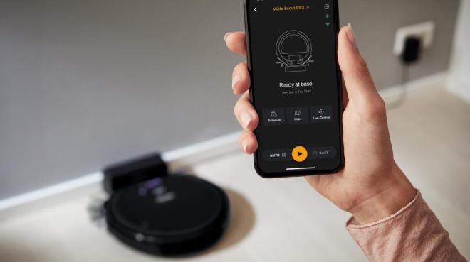 Die neue Miele Scout App ermöglicht eine problemlose Bedienung auch von unterwegs – für ein sauberes Zuhause zum Feierabend - Bild: Miele