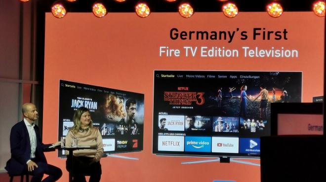 Mario Vogl (links), Geschäftsführer Grundig Intermedia, stellt den ersten Amazon Fire TV mit integrierter Alexa-Sprachsteuerung vor