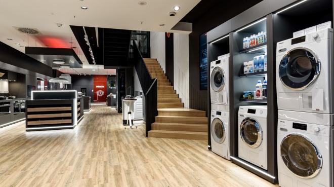 Ein erster Blick in den neuen Miele Marken Store, mit den aktuellen Highlights zur Wäschepflege und der Treppe zum Store der Miele-Tochter Otto Wilde Grillers - Bild: Miele