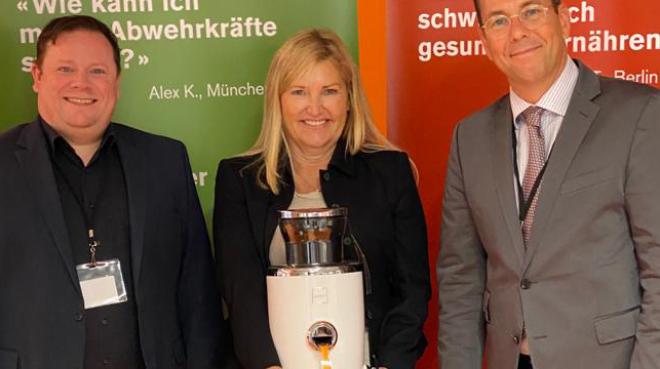 Bodo Klink, Novis Handelsvertreter für Niedersachsen, Iris Weber, Ehrenfried und Weber Werksvertretungen und Vertriebsdirektor Lars Richter - Bild: Novis