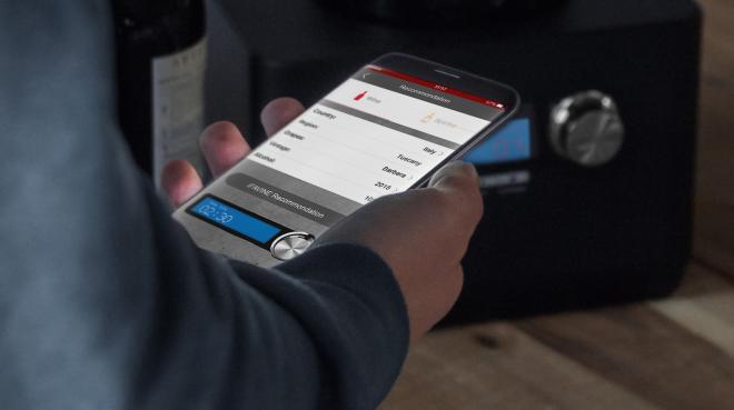Gastroback Home Sommelier sorgt für automatisches Wein-Dekantieren in Minuten. Das funktioniert auch per App. Foto: Gastroback